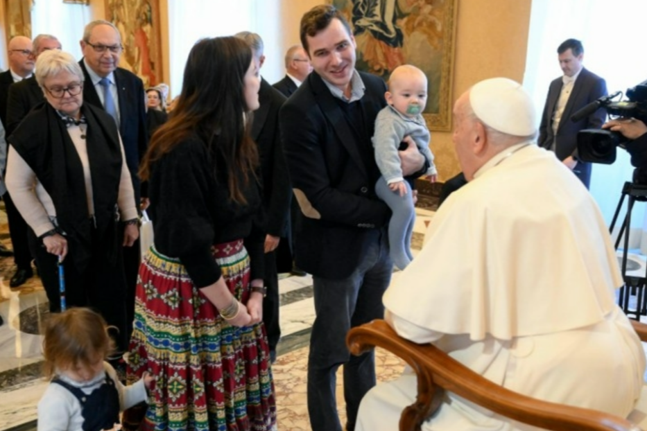 Il Papa saluta la delegazione dei politici francesi con le loro famiglie