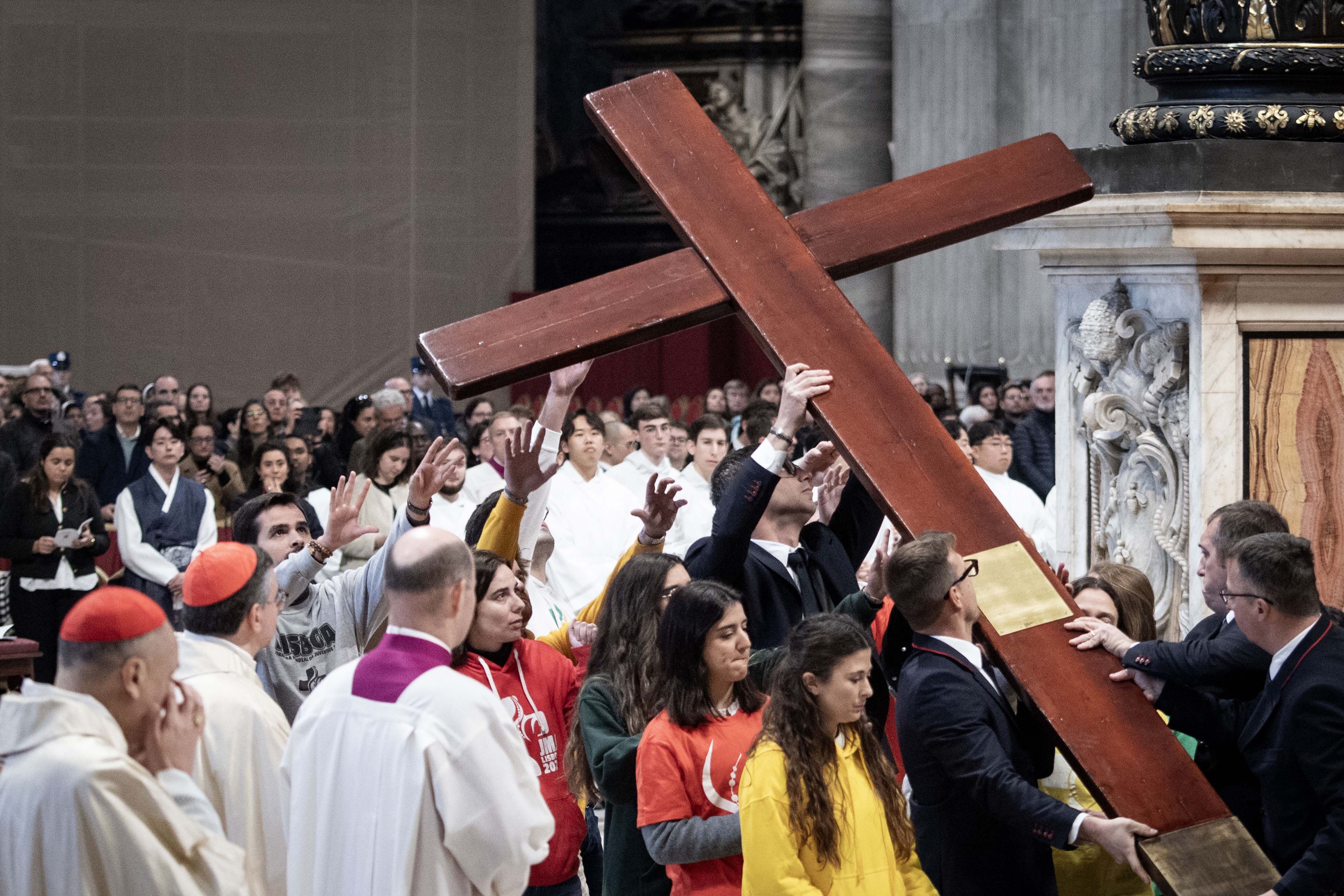 Il Papa ai giovani: «Dio vi ama come siete, non come apparite»