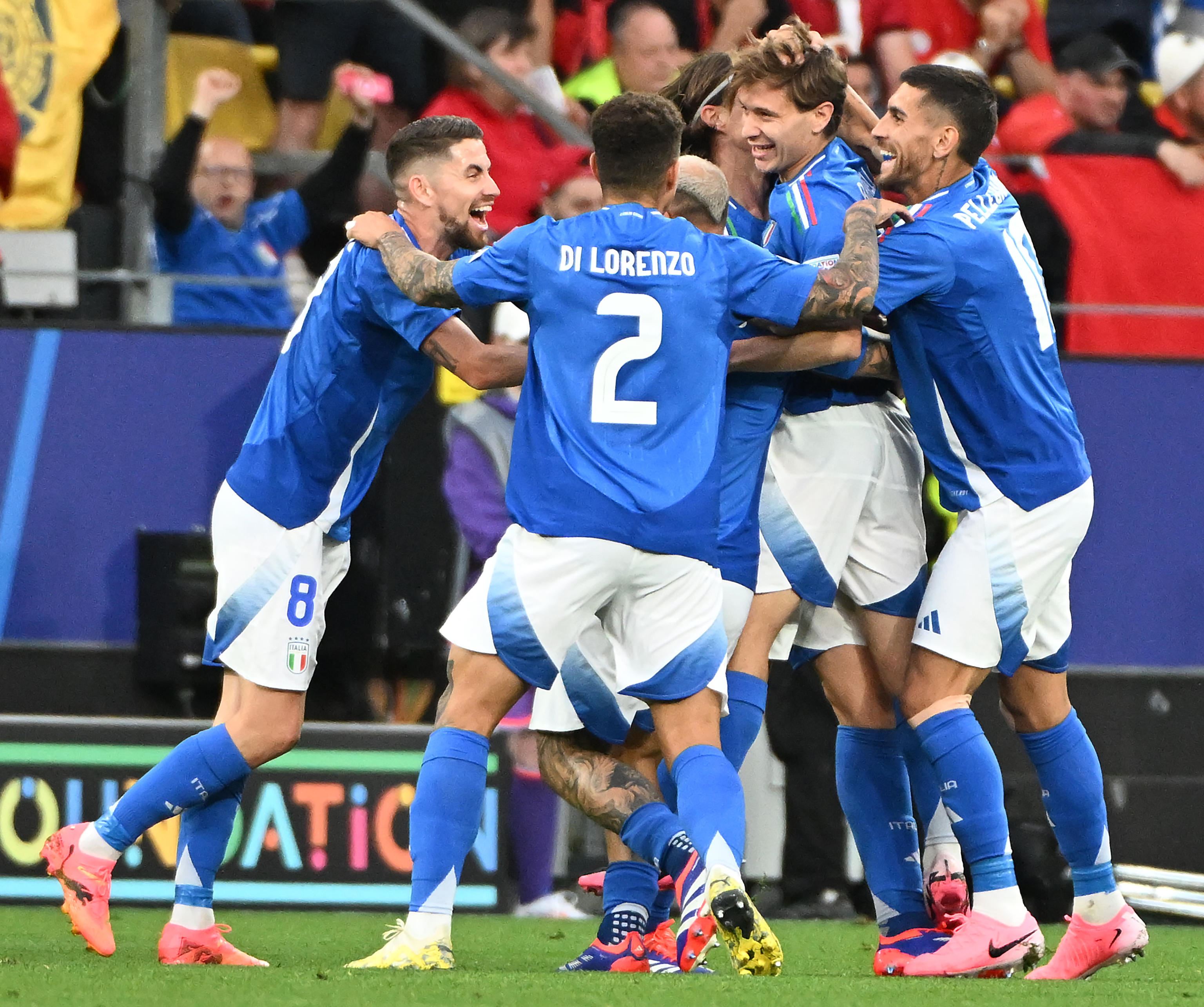 I giocatori dell'Italia esultano dopo il 2 a 1 segnato da Barella