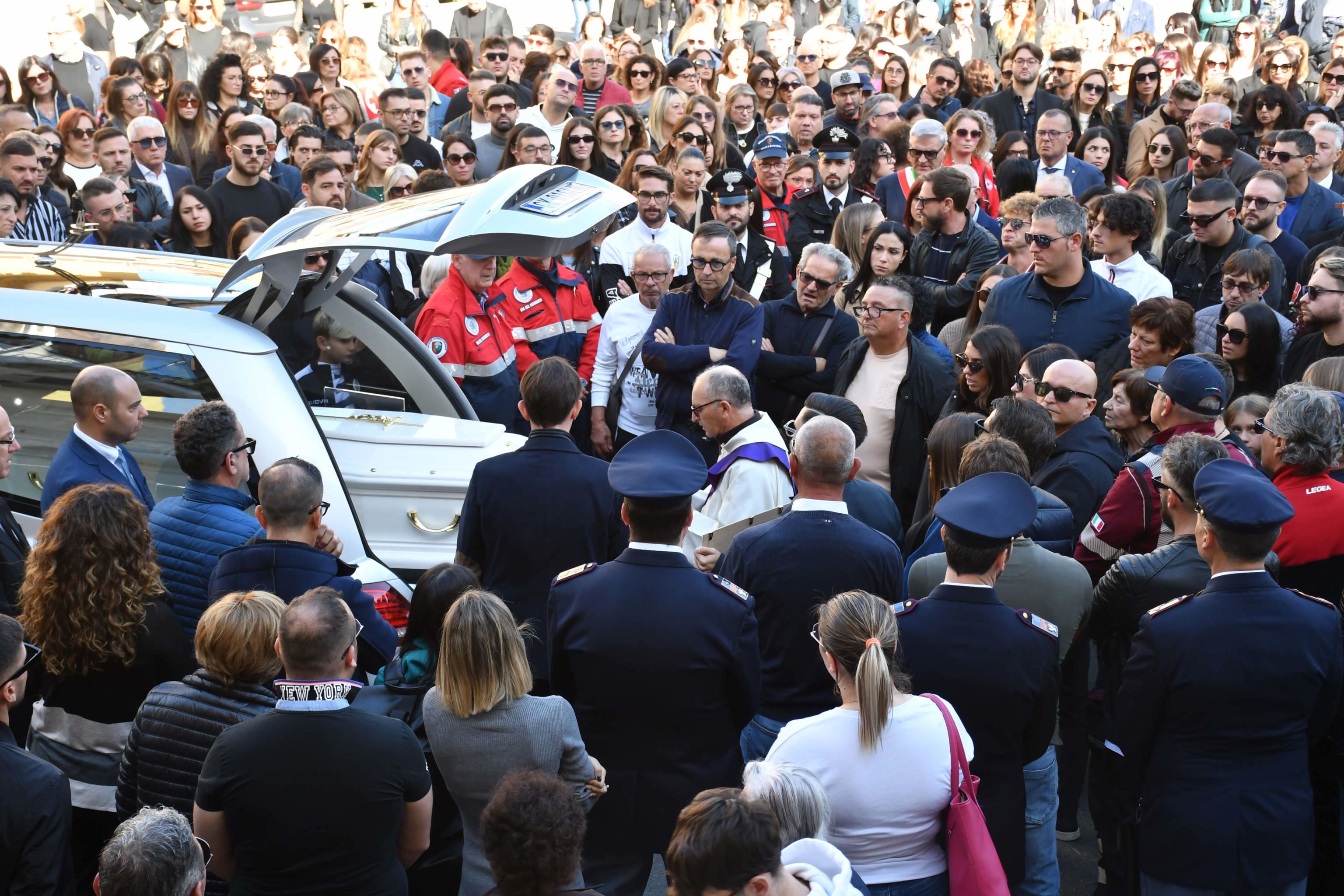 "Margaret, il nostro angelo": i funerali della 22enne morta sotto i ferri