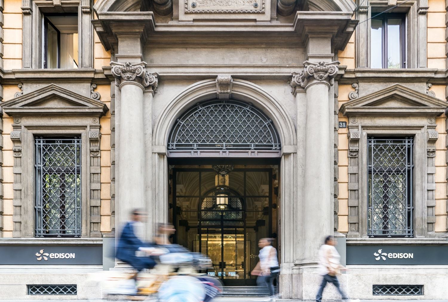 L'ingresso della sede di Edison in Corso Bonaparte, a Milano