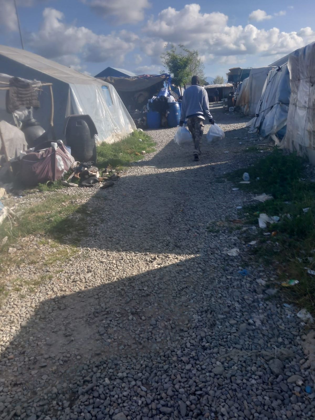 Le foto del reportage raccontano lo stato di estremo degrado dell'insediamento di San Ferdinando