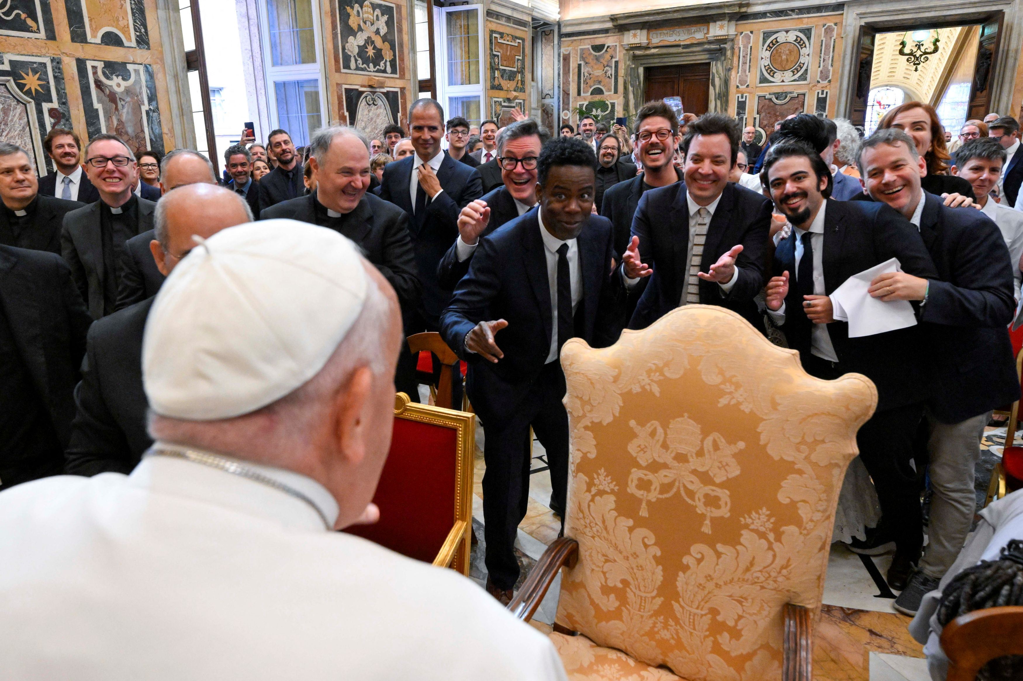 Il gruppo di comici americani saluta papa Francesco questa mattina durante l'udienza con gli artisti dell'umorismo