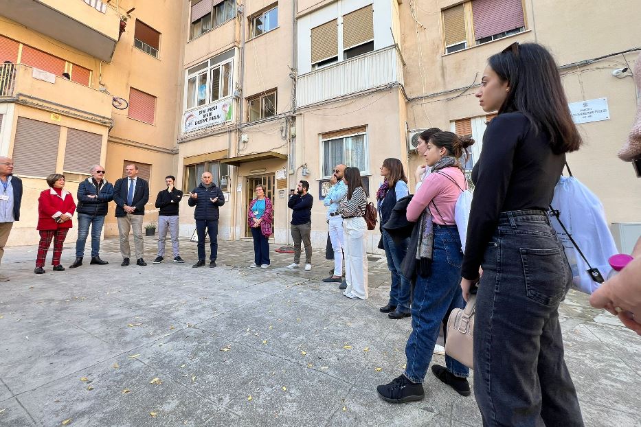 I ragazzi del Consiglio dei giovani del Mediterraneo davanti alla casa di padre Pino Puglisi a Palermo dove il sacerdote è stato ucciso dalla mafia