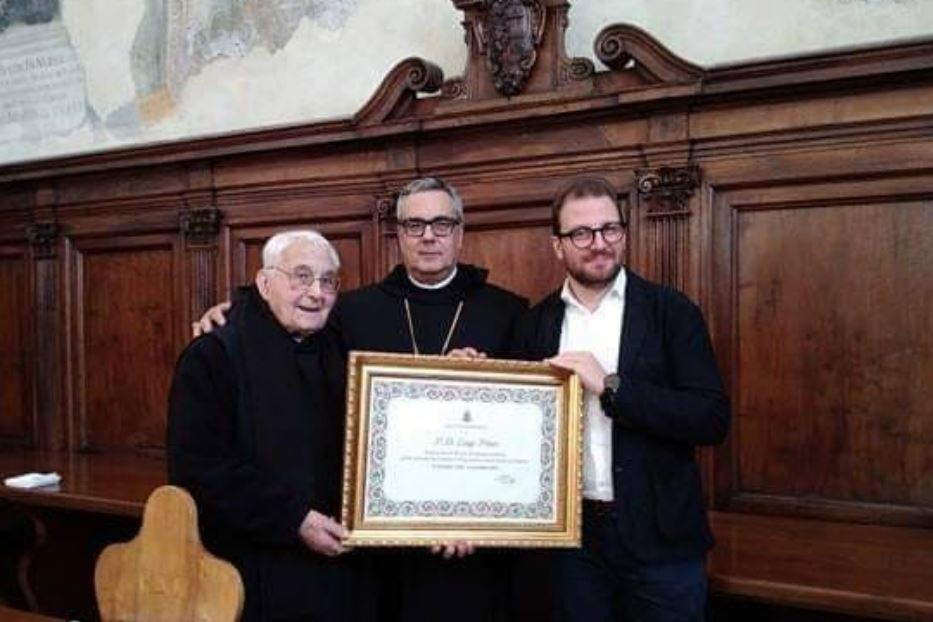 Dom Luigi Priori, il primo da sinistra. Il 6 agosto 1944 venne ordinato sacerdote. Era tempo di guerra. E ai familiari fu impossibile partecipare al rito