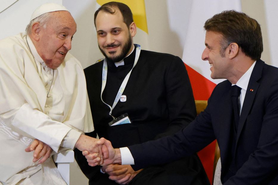 Papa Francesco con il presidente Macron