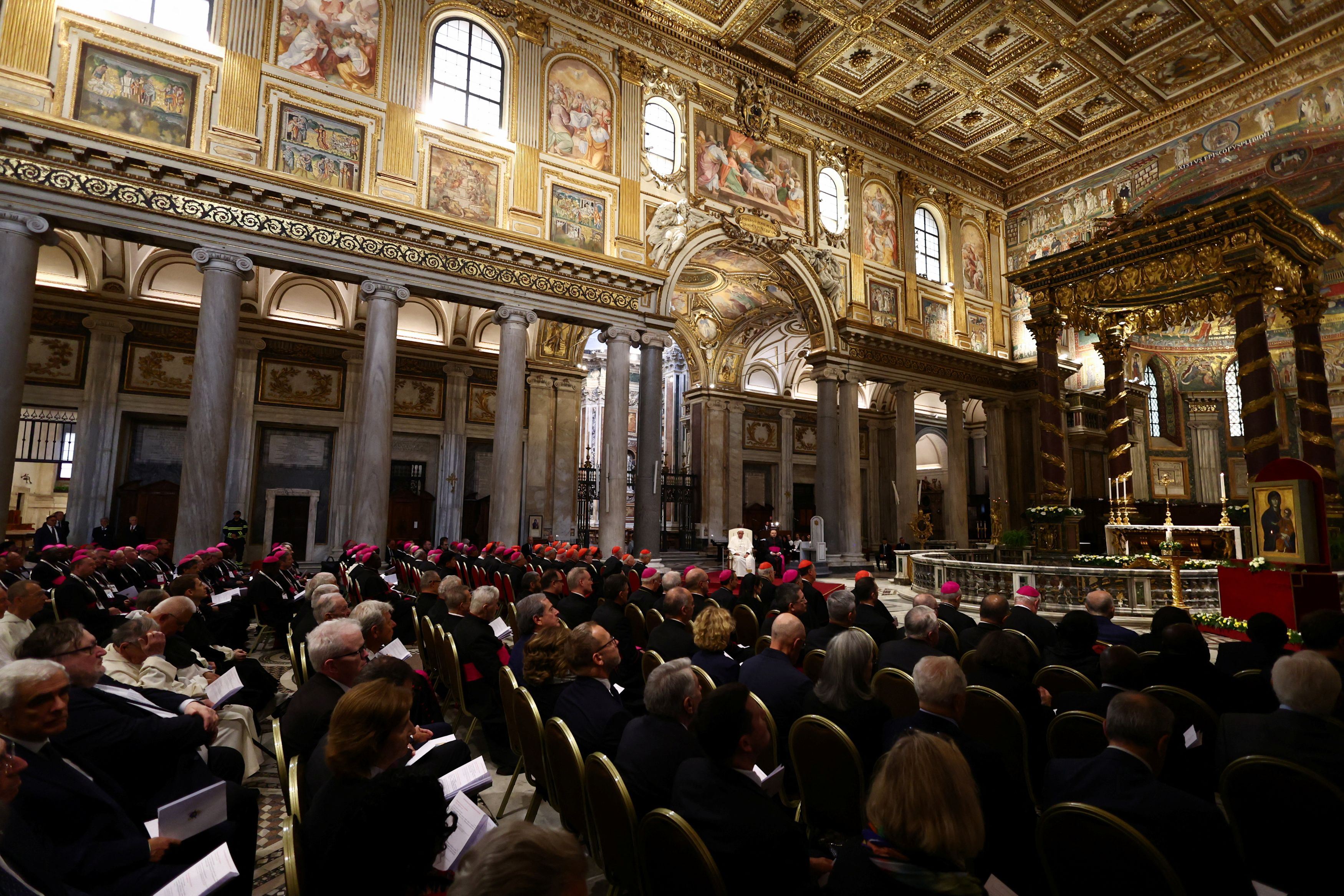 Il Papa invoca la Madonna: «Intercedi per il nostro mondo in pericolo»