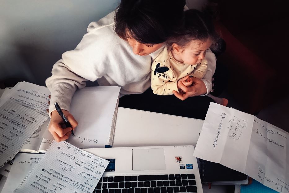 Una mamma collegata al lavoro