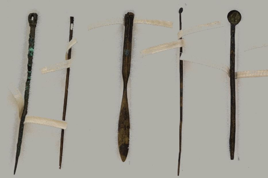 Cinque dei sei strumenti chirurgici di epoca romana analizzati dagli scienziati britannici