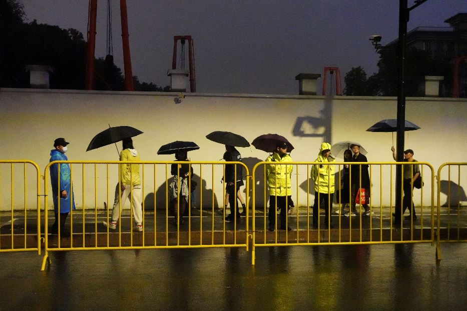 I controlli della polizia cinese a Shanghai per Halloween