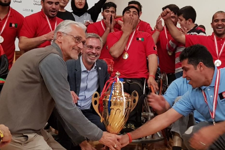 Alberto Cairo (a sinistra), con la nazionale afghana di basket in carrozzina