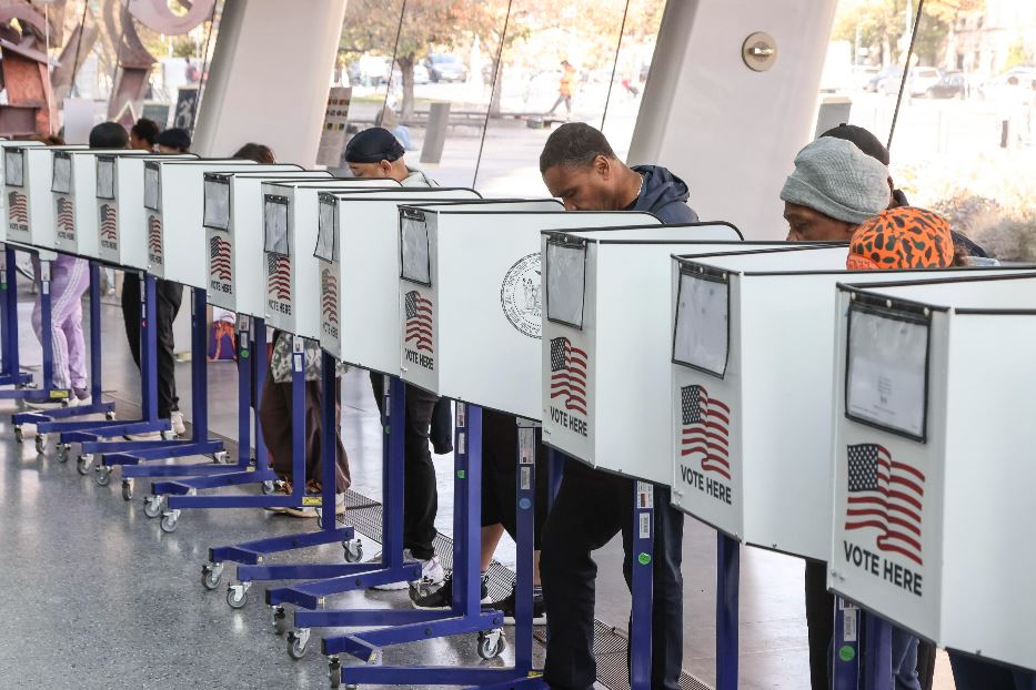 Elettori votano nella hall del Museo di Brooklyn