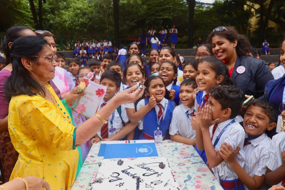 Un gruppo di studenti e insegnanti a Bangalore in India