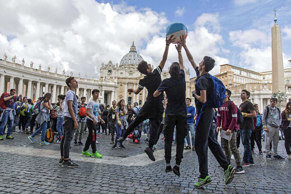 Giovani in piazza San Pietro