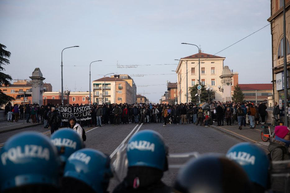 «Zecche rosse» e «camicie nere»: cosa è successo col corteo di Bologna