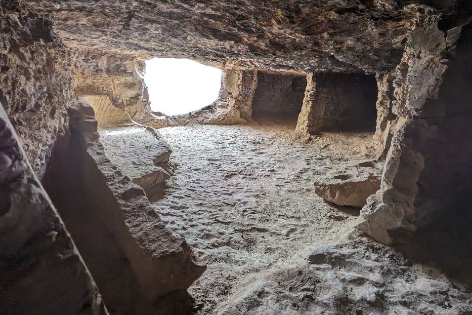 Le grotte di Assuan dove sono state ritrovate le tombe di antiche famiglie egizie