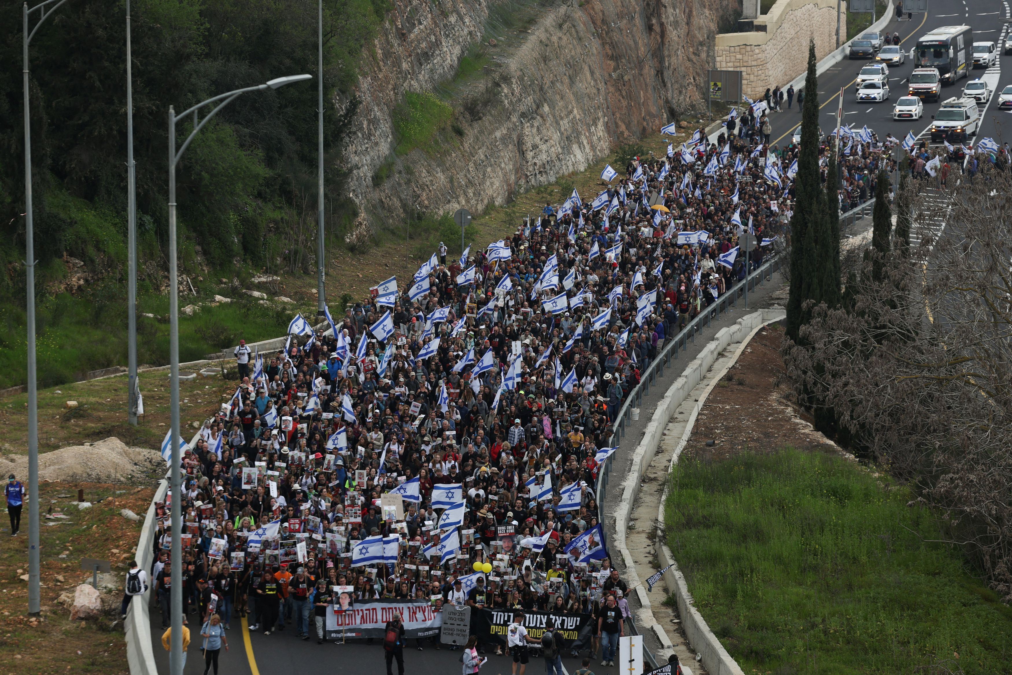 La marcia organizzata dai familiari degli ostaggi alle porte di Gerusalemme