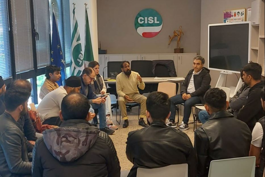 Un incontro di lavoratori sfruttati nella sede Cisl di Prato