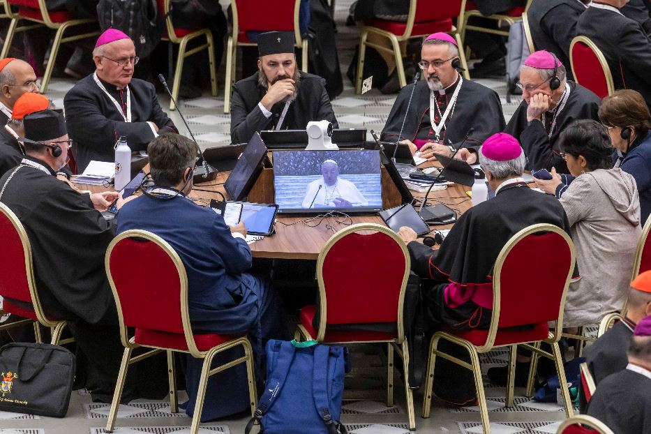 Uno dei tavoli dei lavori sinodali durante un intervento del Papa