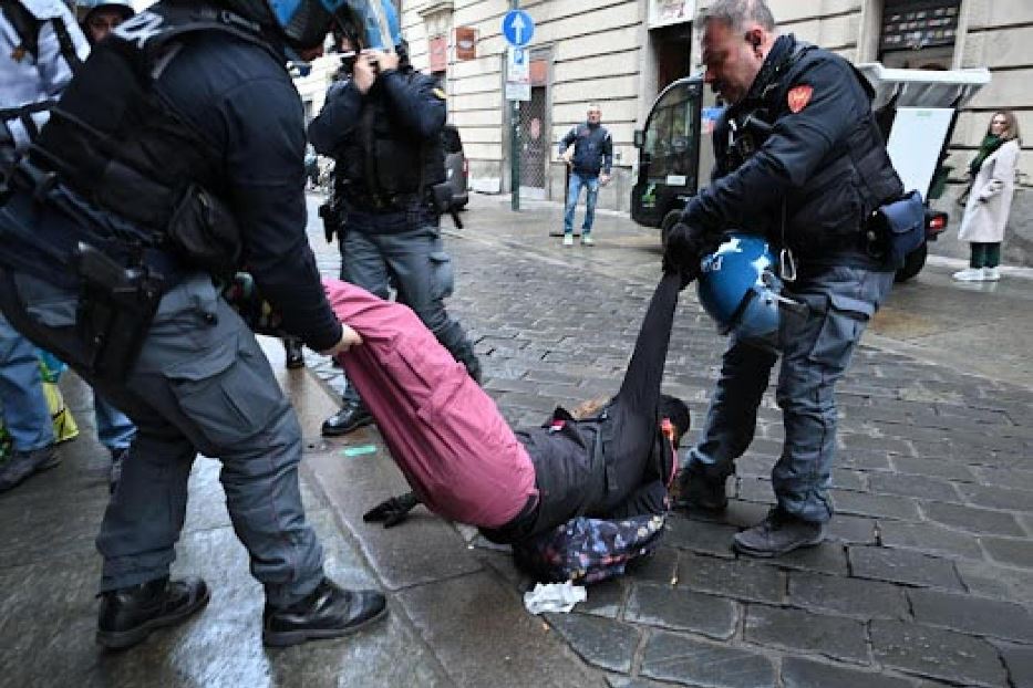 Ragazzi di Extinction Rebellion protestano contro il cambiamento climatico a Torino