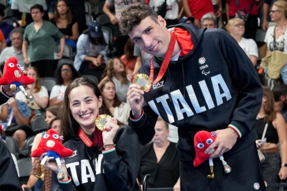 Stefano Raimondi e Giulia Terzi insieme sul podio della staffetta mista