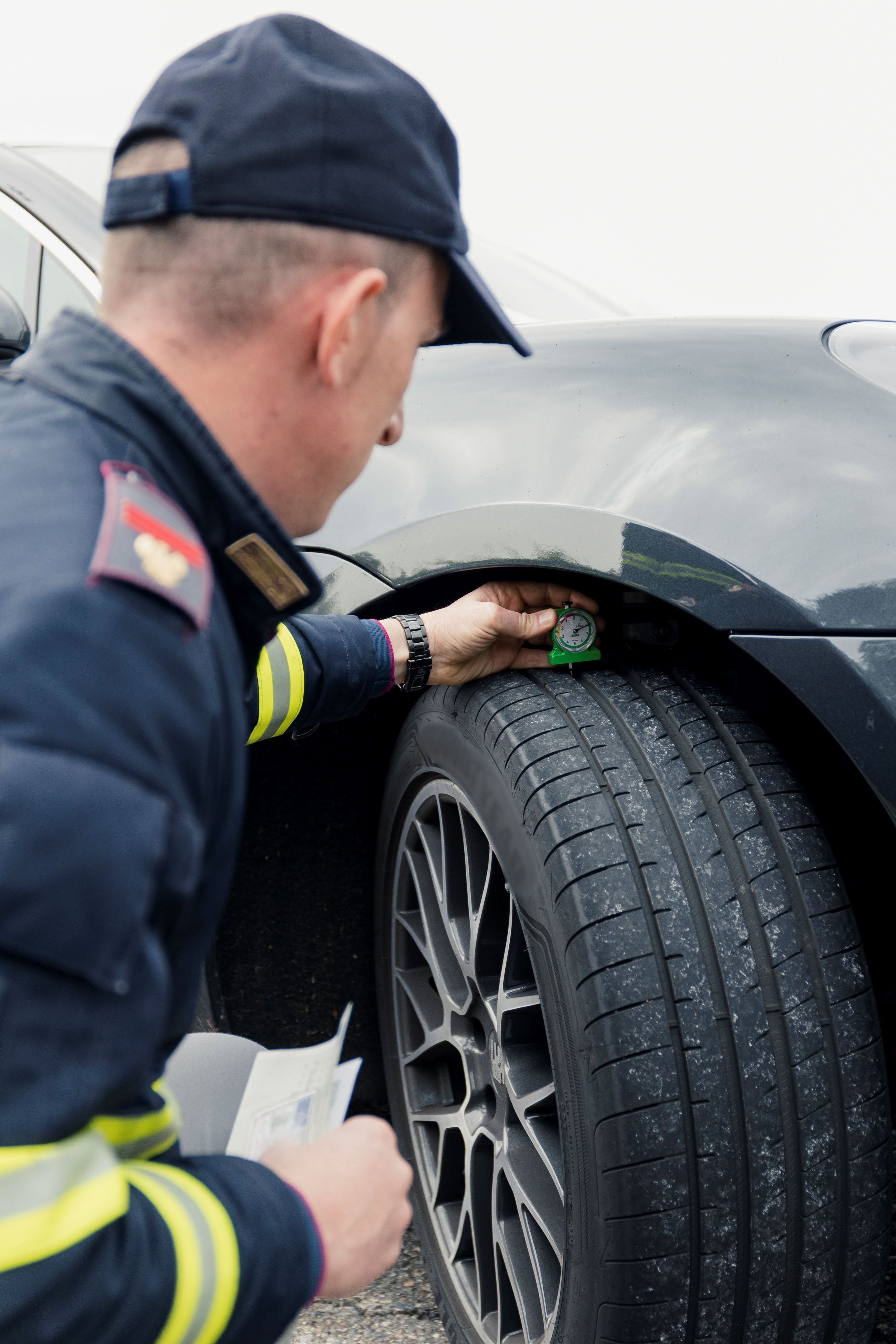  L'allarme: troppe automobili in viaggio con pneumatici lisci