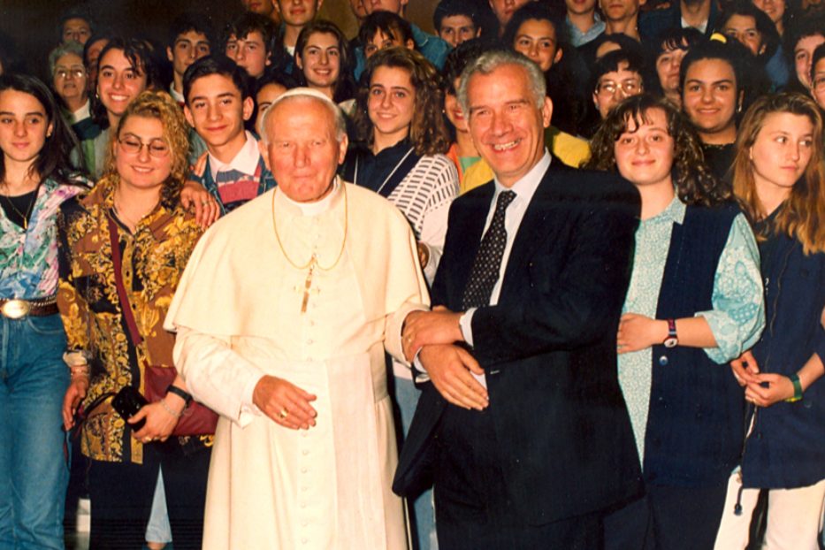 19 marzo 1993: Carlo Casini porta in udienza da Giovanni Paolo II i ragazzi del Concorso europeo del Movimento per la Vita