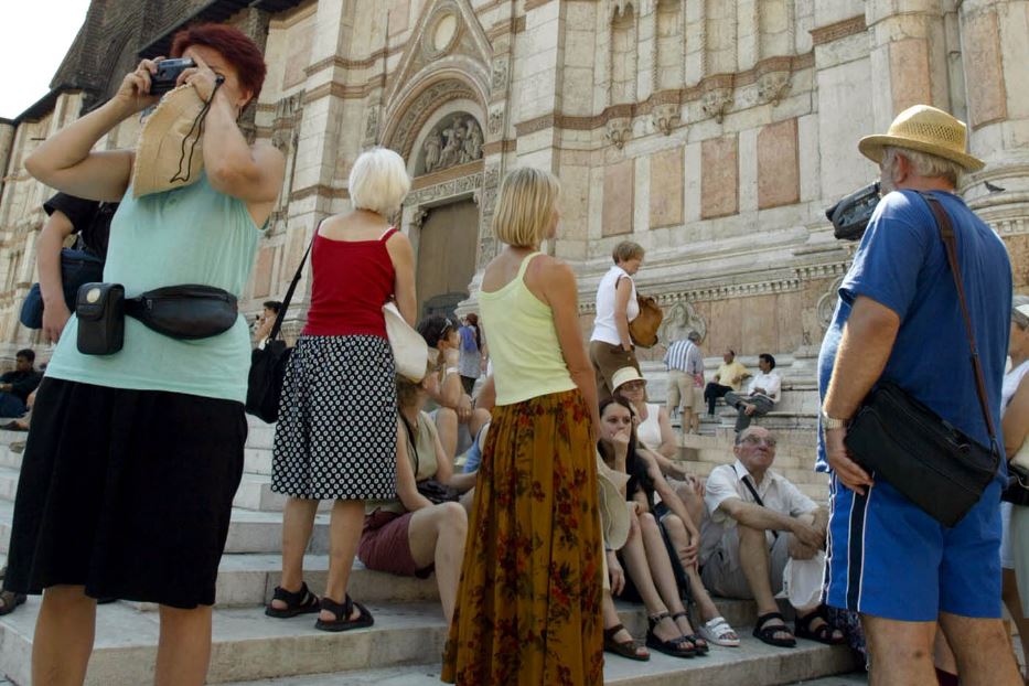 Turisti davanti a una chiesa di Bologna