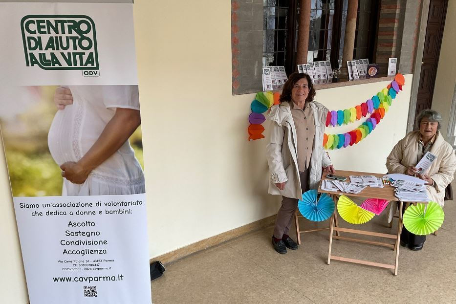 Un banchetto del Centro aiuto alla Vita di Parma