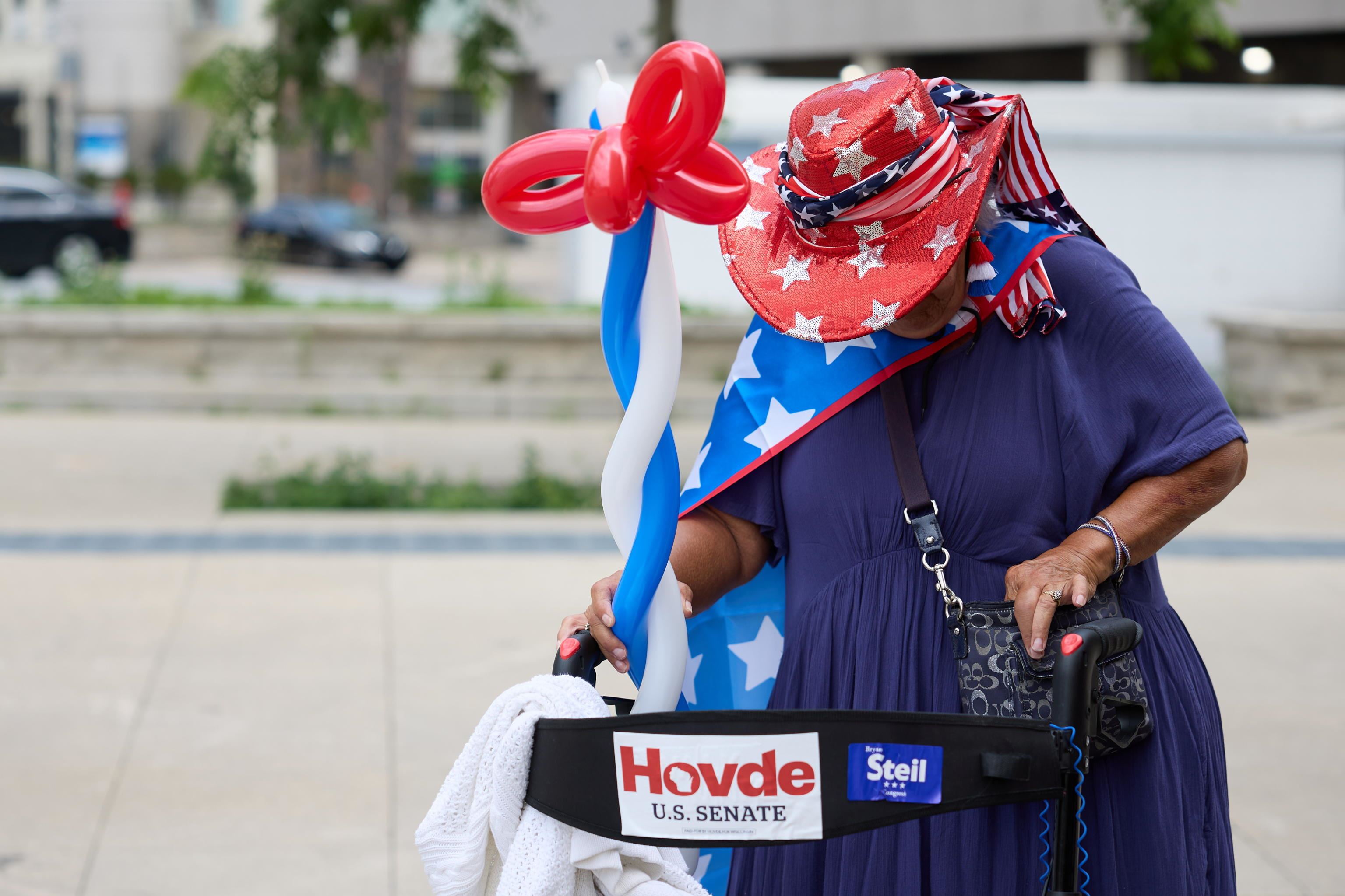 UUna donna porta un palloncino patriottico il secondo giorno della Convention Nazionale Repubblicana al Fiserv Forum di Milwaukee, Wisconsin