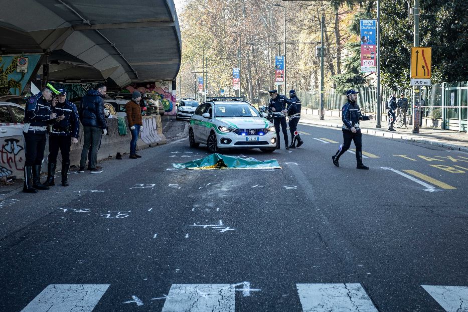 Una donna è stata travolta da un Tir mentre attraversava con i bambini