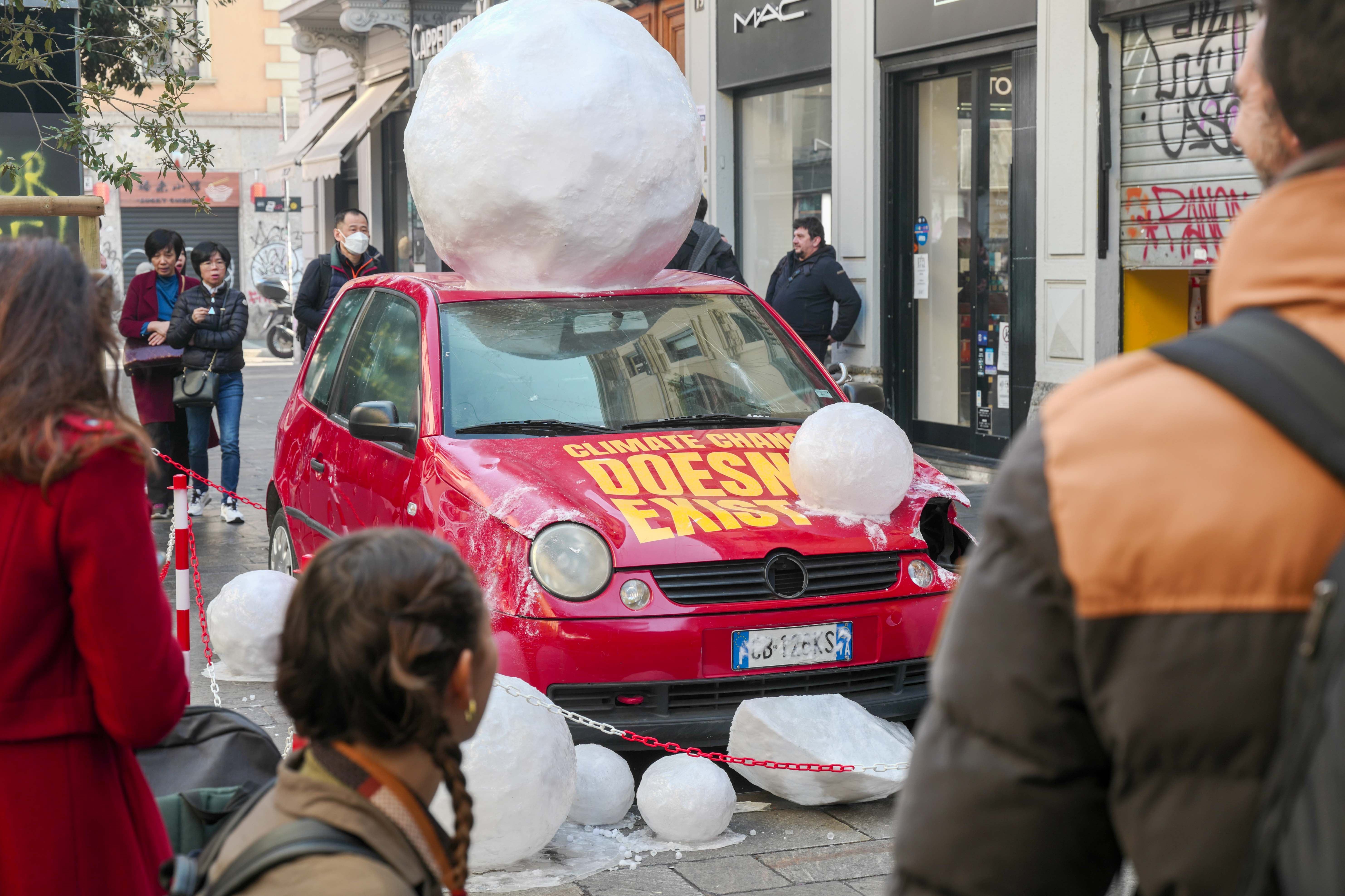 L'auto distrutta da giganteschi chicchi di grandine in via Paolo Sarpi, a Milano