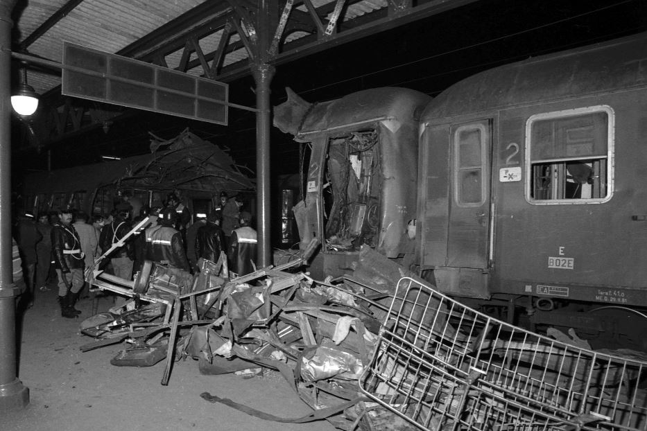 Il Rapido 904 nella stazione di San Benedetto Val di Sambro (Bologna)