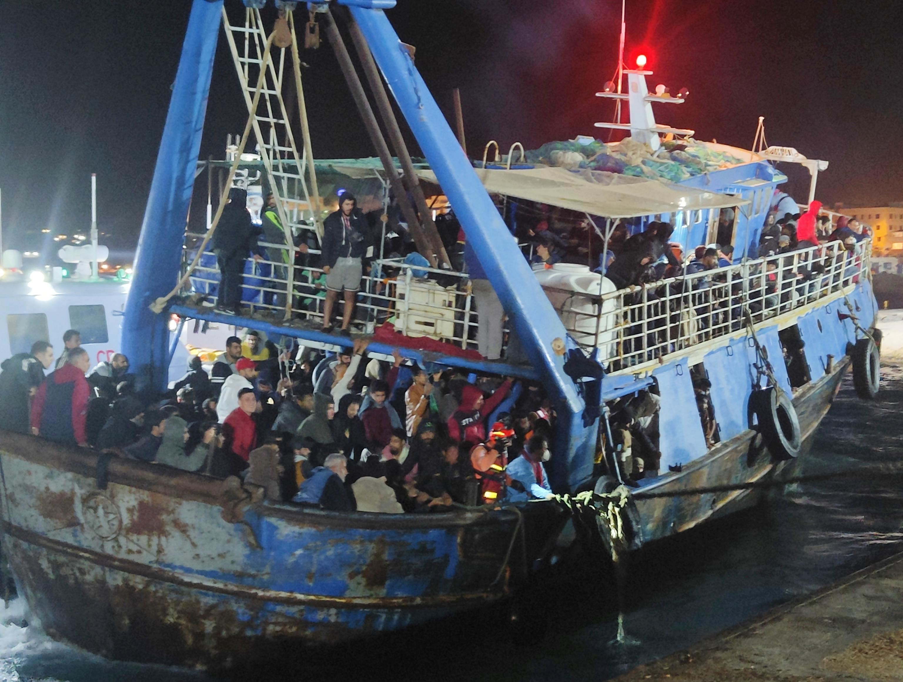 Uno degli sbarchi notturni di migranti a Lampedusa
