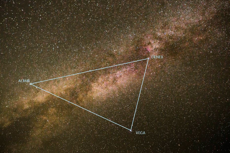 Nella foto di Francesco Fiorentini, il triangolo di stelle Vega, Deneb e Altair