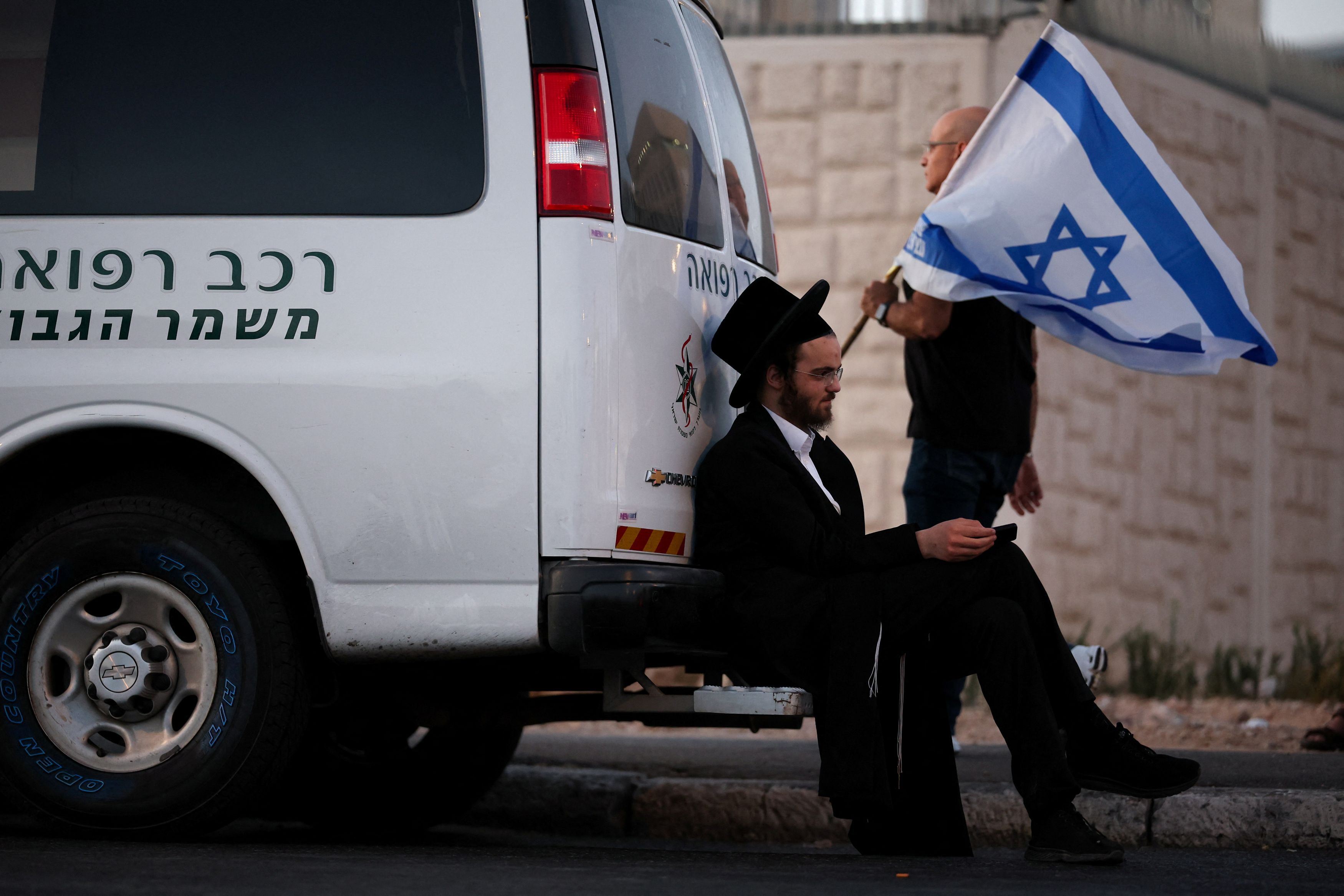 Con bandiere e cartelli, gli israeliani si preparano a manifestare contro il governo. Ma non gli ultra-ortodossi