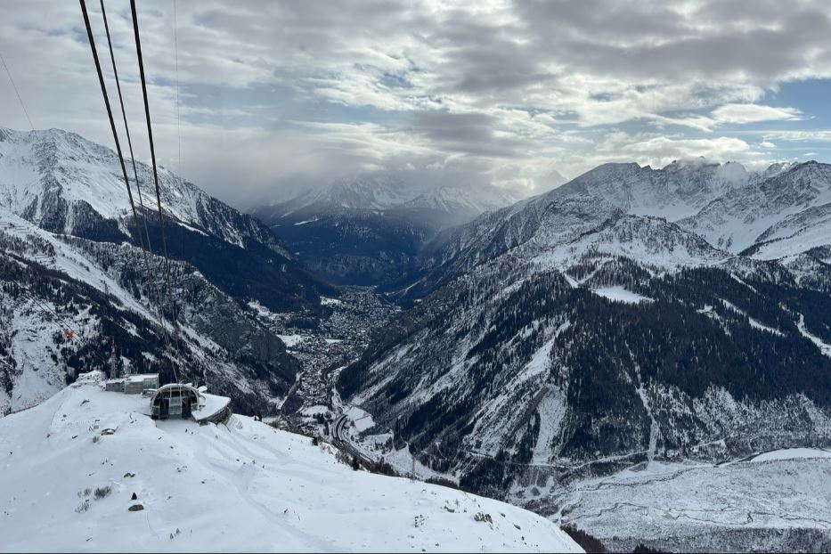 Courmayeur, da qui parte la Skyway che permette di salire in cima al Monte Bianco: un impianto a fune con cabine sferiche che permettono una visione a 360°