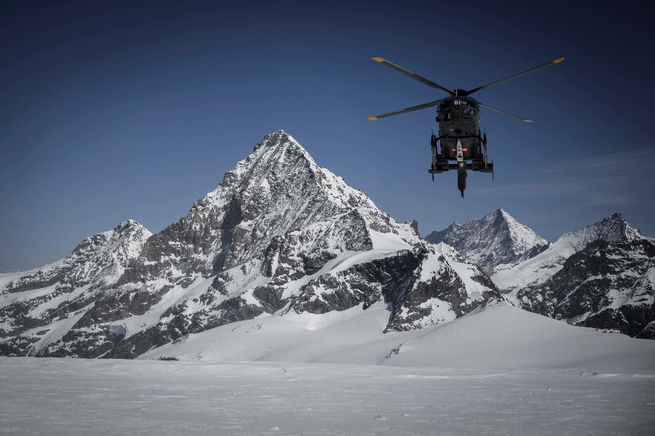 Un elicottero impegnato in operazioni di soccorso in Svizzera