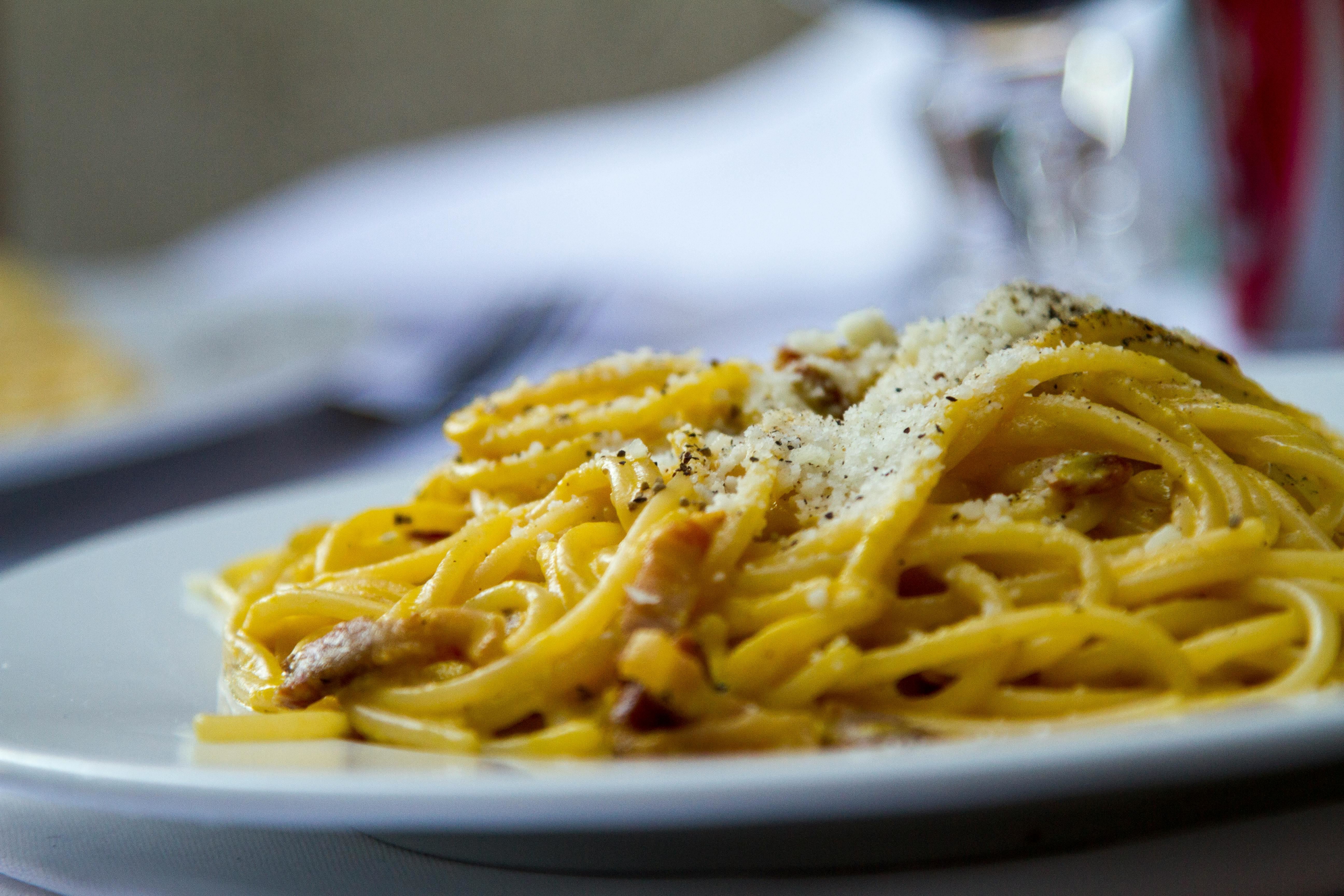 Un piatto di spaghetti alla carbonara