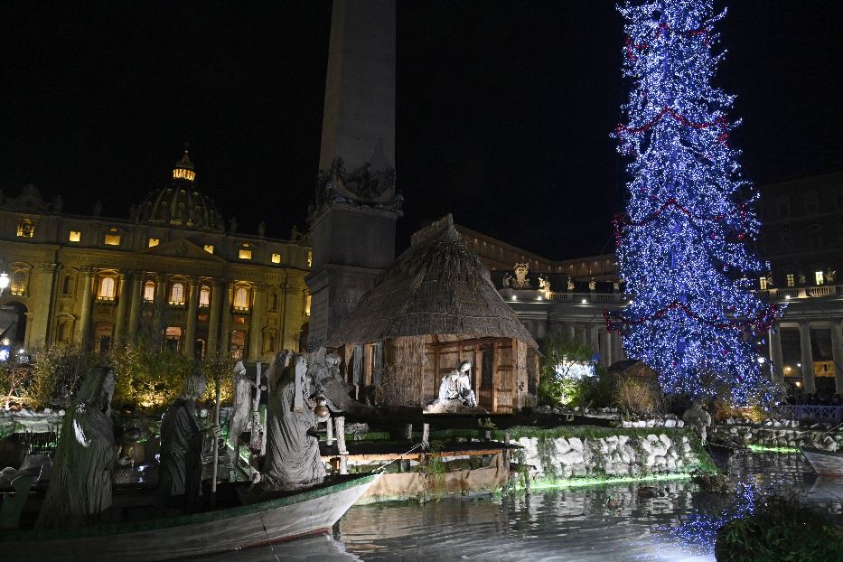 L'albero di Natale e il presepe in piazza San Pietro