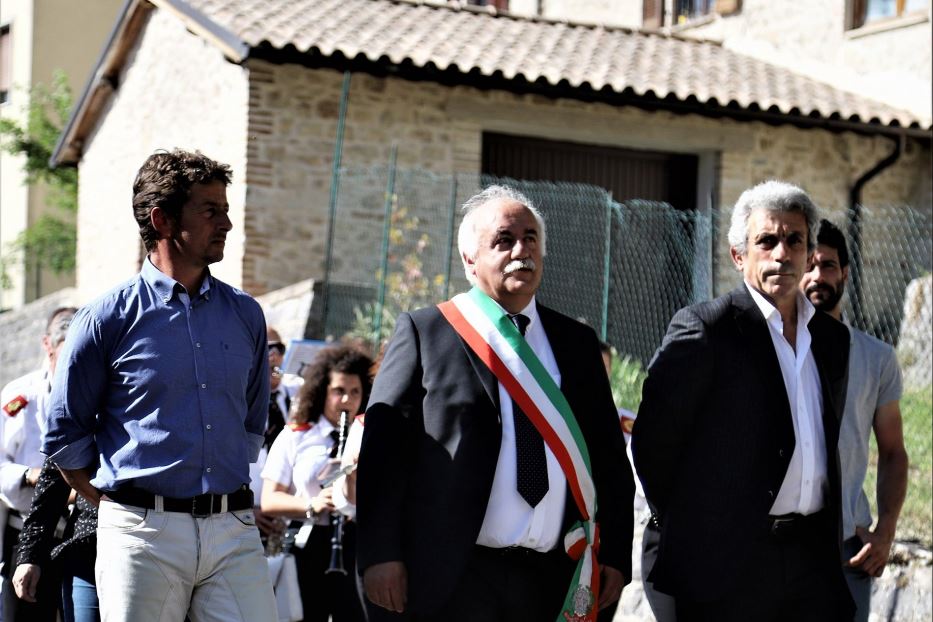 Il sindaco di Polino, Remigio Venanzi, con la fascia tricolore, durante una festa locale