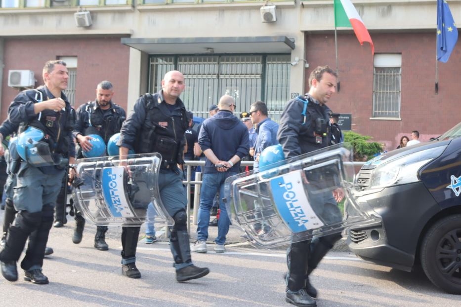 La polizia davanti al cercere minorile Beccaria di Milano