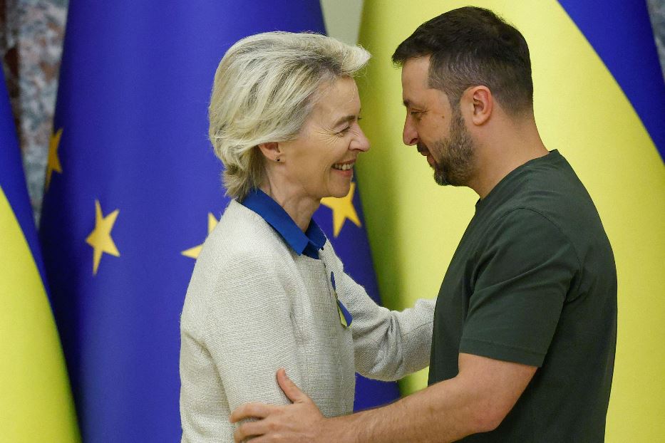 Volodymyr Zelensky abbraccia la presidente della Commissione Ue Ursula von der Leyen dopo l’incontro con la stampa