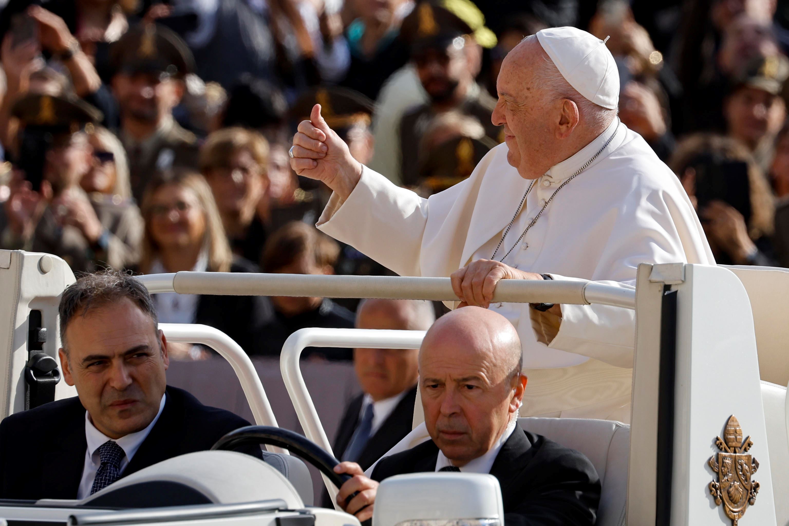 Il Papa saluta i fedeli in piazza San Pietro durante l'udienza generale