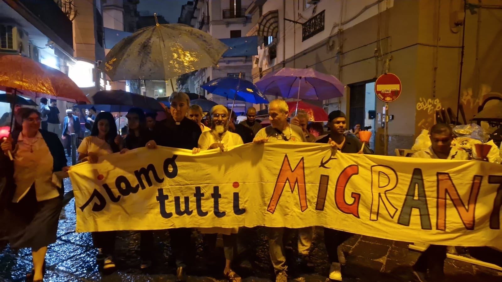 Un momento della fiaccolata per i vicoli di Napoli, al centro l'arcivescovo Battaglia