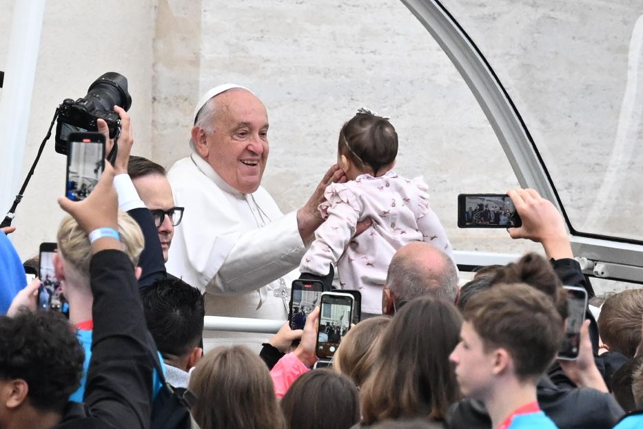 Il Papa accarezza una bimba