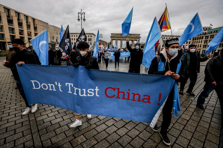 Una manifestazione di membri del World Uyghur Congress a Berlino