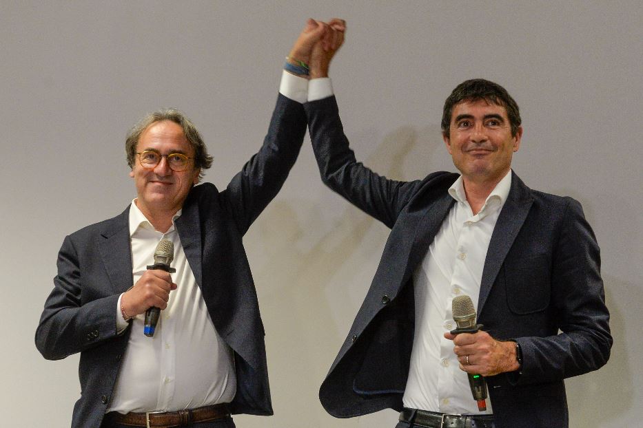 Angelo Bonellidi Europa Verde (a sinistra) esulta insieme a Nicola Fratoiannidi SInistra italianaper il buon risultato alle elezioni europee della loro Alleanza Verdi-Sinistra