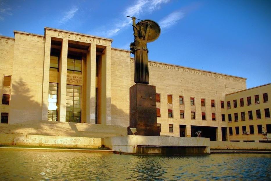 La statua della Minerva davanti al Rettorato della Sapienza