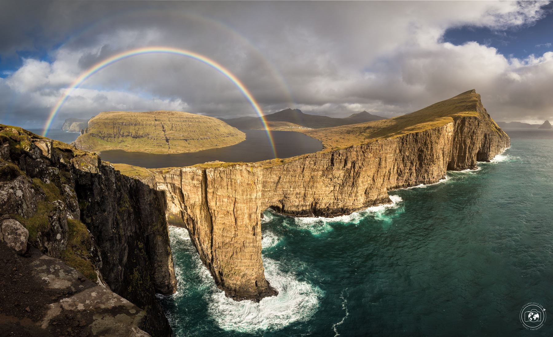 Isole Fær Øer: il Sørvágsvatn, un lago sospeso sopra l'oceano - © Stefano Tiozzo